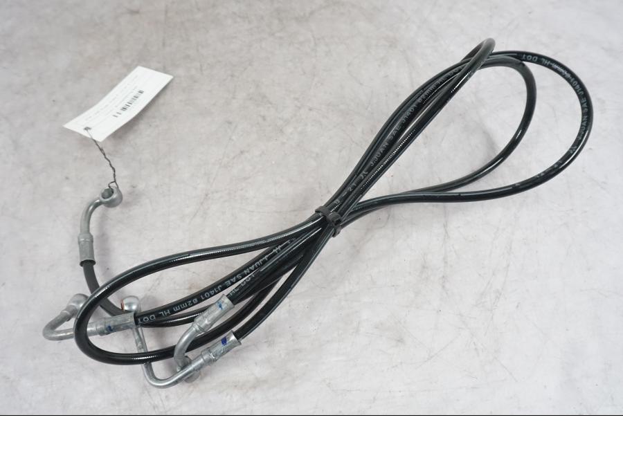 Framsidan på Bromsledning från en KTM 1290 Super Duke R -2022 motorcykel.