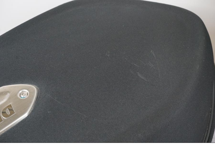 Snett uppifrån på Sidoväska från en Ducati Diavel -2015 motorcykel.