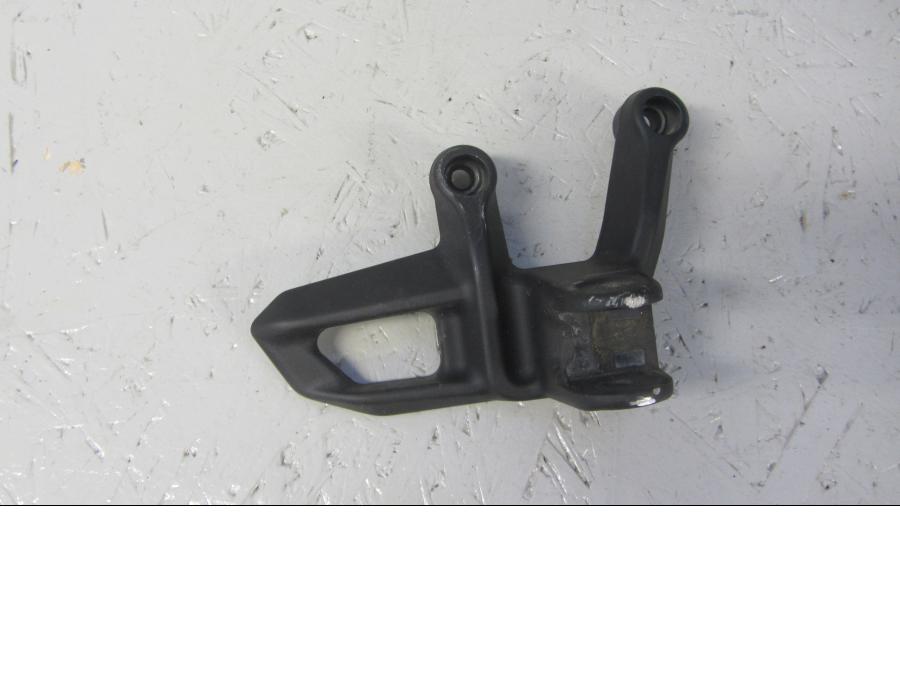 Framsidan på Fotpinnefäste från en KTM 1290 Super Adventure -2018 motorcykel.