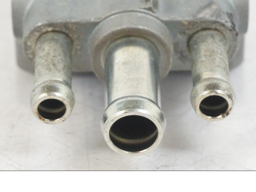 Snett nerifrån på Tomgångssolenoid från en Suzuki VZR 1800 -2009 motorcykel.