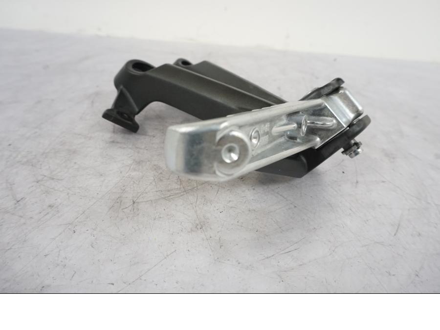 Snett nerifrån på Fotpinne från en Yamaha MT-09 -2020 motorcykel.