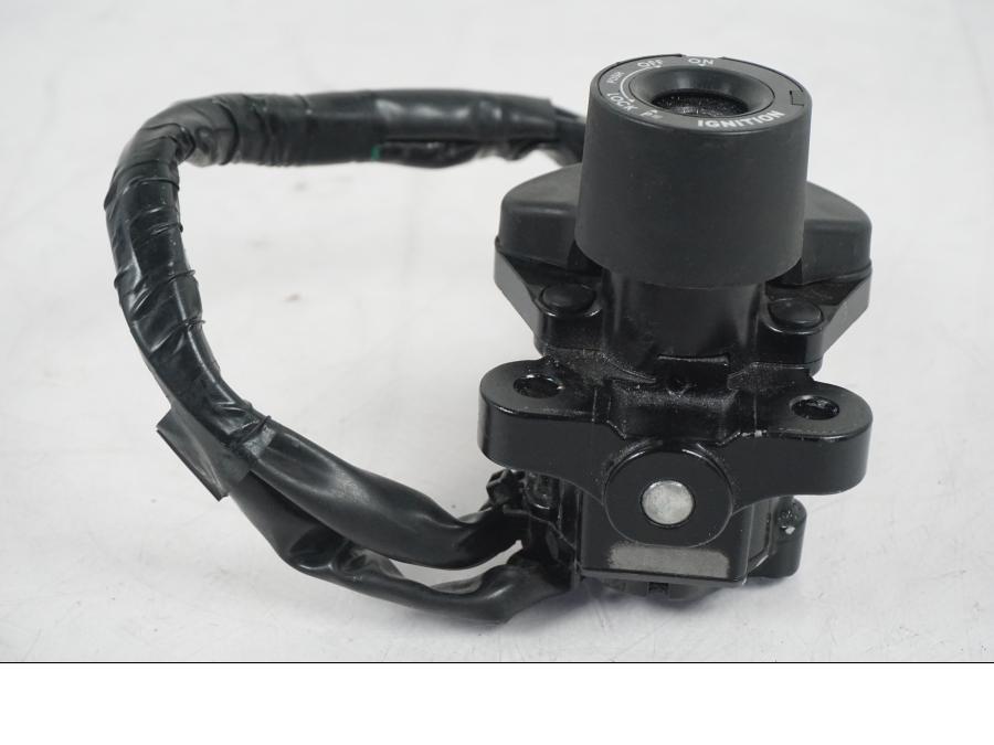 Extrabild5 på <p>Låssats från Yamaha MT-07 ABS 2014. 1st nyckel, tändningslås, antenn, sadellås, cdi och tanklock.</p>

<p>Nyckeln är krokig, går ej att få i styrlåset samt att en mindre plastbit saknas från CDI se bilder.</p> motorcykel.