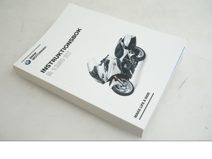 Framsidan på Instruktionsbok från en BMW R 1250 RT -2020 motorcykel.
