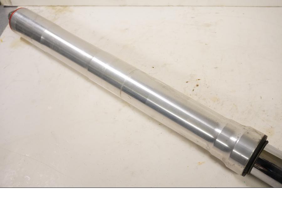 Höger sida på Gaffelben från en Ducati 748 -1999 motorcykel.