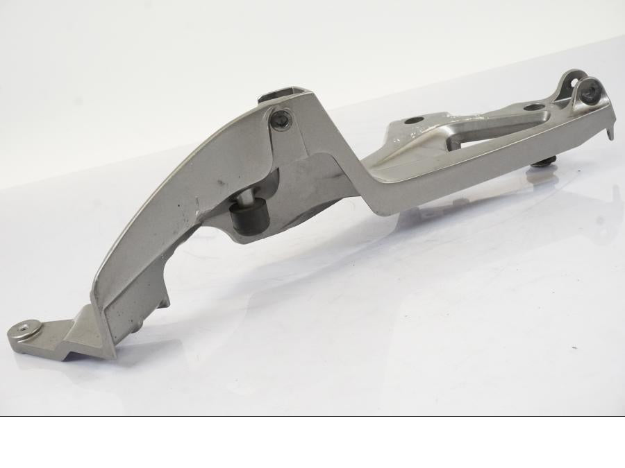 Snett nerifrån på Fotpinnefäste från en Honda NT 700 -2008 motorcykel.