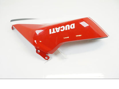 Framsidan på Sidopanel från en Ducati Hypermotard -2020 motorcykel.