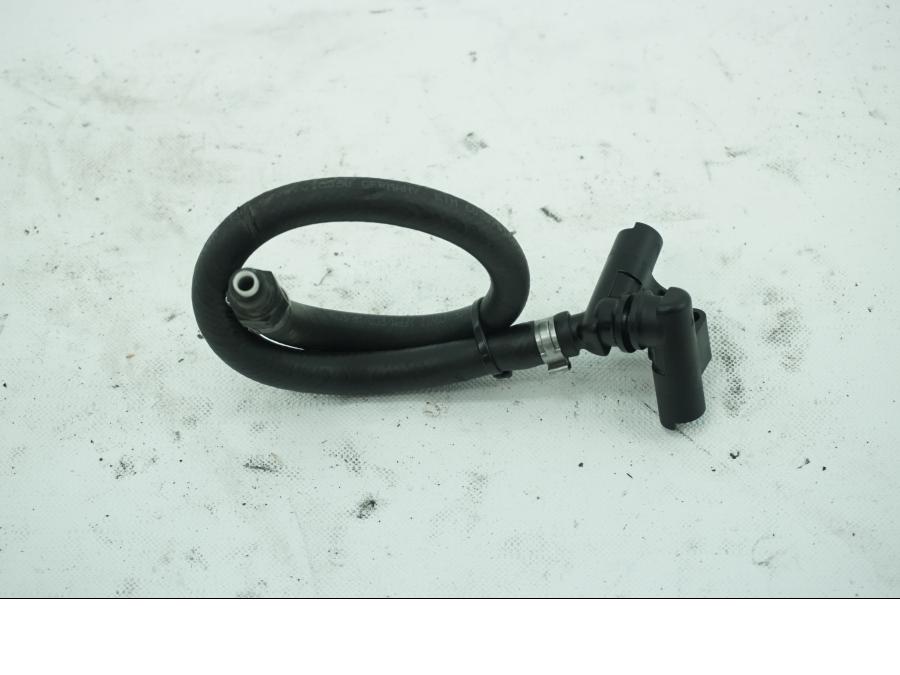 Baksidan på Fuel Rail från en KTM 1190 Adventure -2014 motorcykel.