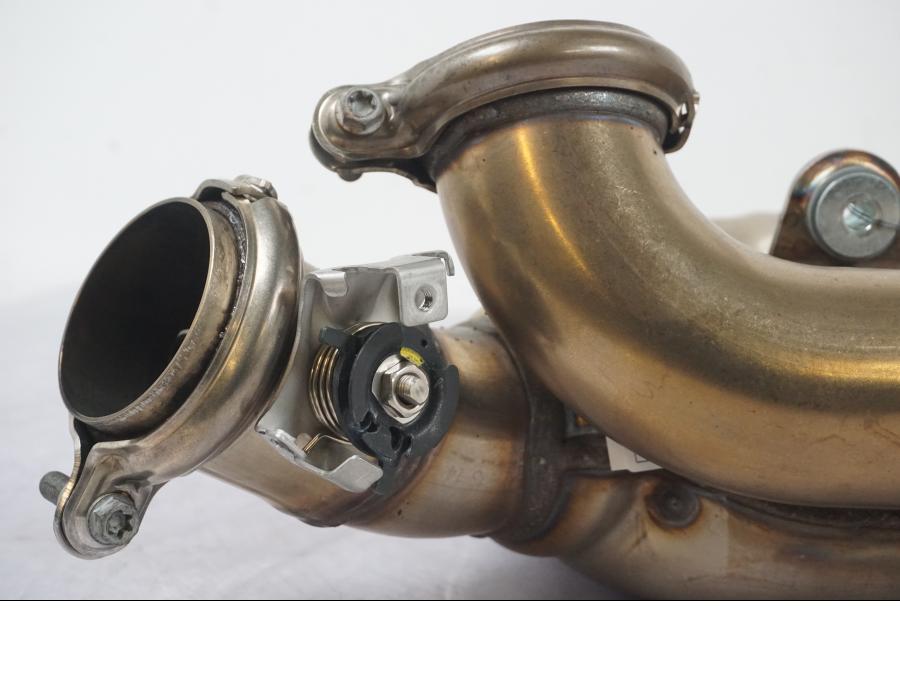 Baksidan på Mellanburk från en KTM 1290 Super Duke R -2022 motorcykel.