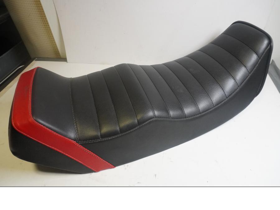 Höger sida på Sadel från en Kawasaki GPZ 1100 -1985 motorcykel.