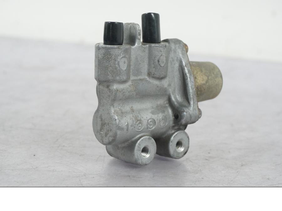 Vänster sida på Bromsfördelare från en Honda CBR 1100 XX -1999 motorcykel.