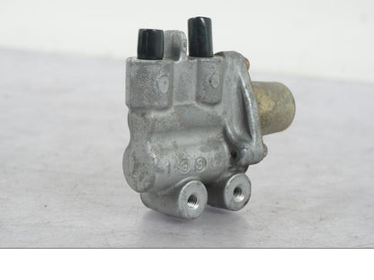 Vänster sida på Bromsfördelare från en Honda CBR 1100 XX -1999 motorcykel.