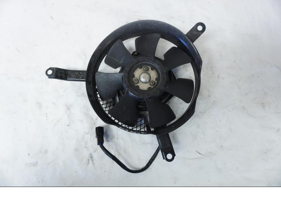 Baksidan på Vattenkylfläkt från en Suzuki GSX-R 750 -2001 motorcykel.