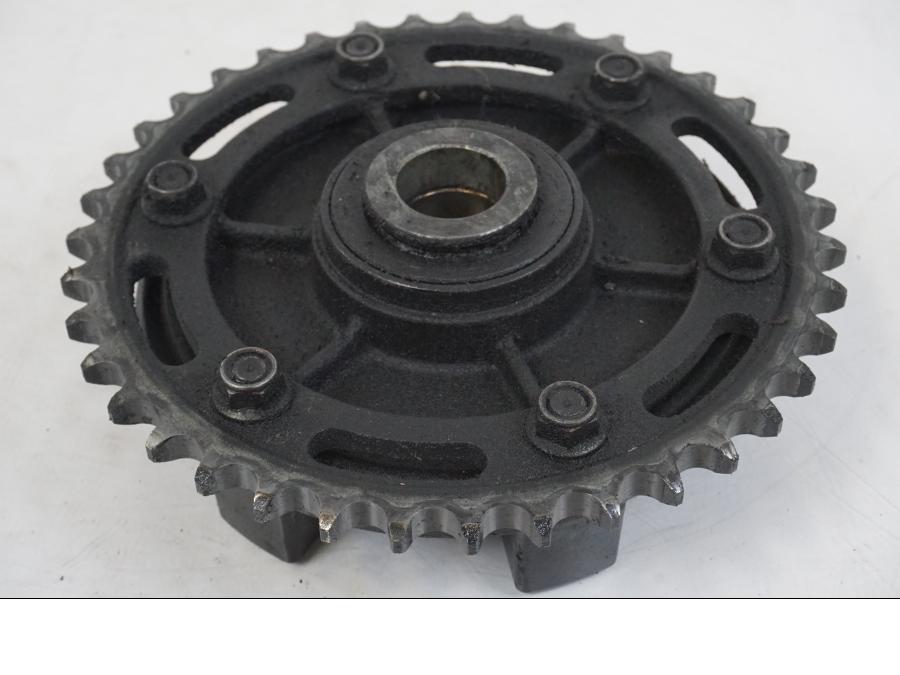 Baksidan på Drevfäste från en Yamaha XJR 1300 -2002 motorcykel.