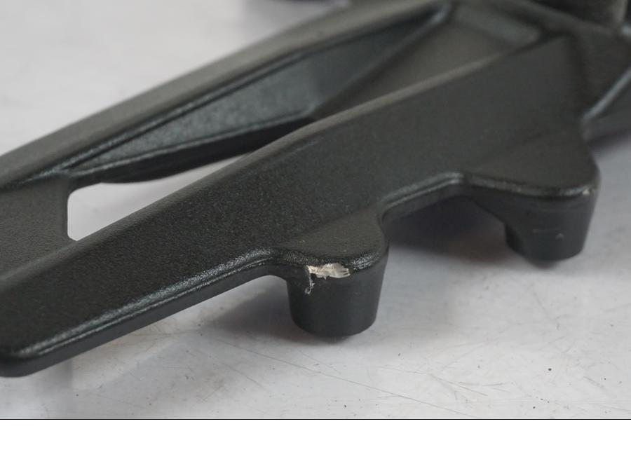 Snett uppifrån på Fotpinnefäste från en KTM 1290 Super Duke R -2018 motorcykel.