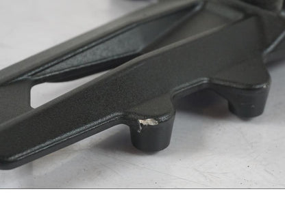 Snett uppifrån på Fotpinnefäste från en KTM 1290 Super Duke R -2018 motorcykel.