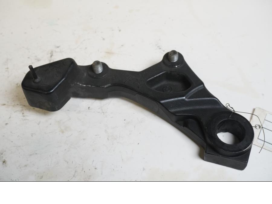 Framsidan på Bromsoksfäste från en H-D Touring Ultra Classic FLHTCU/I -2009 motorcykel.