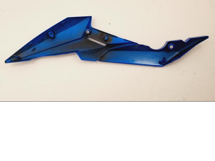 Vänster sida på Magkåpa från en Suzuki GSX-S 750 -2018 motorcykel.