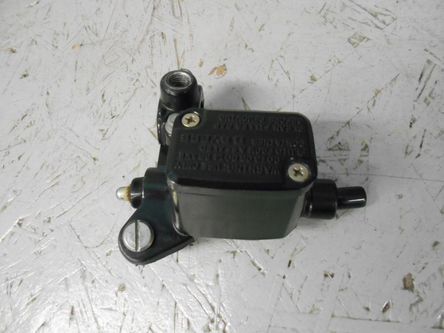 Framsidan på Bromshuvudcylinder från en KTM 125 Duke -2015 motorcykel.