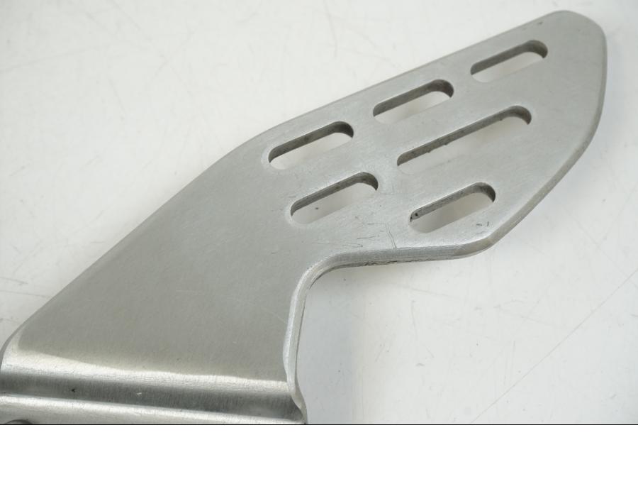 Höger sida på Fotpinnefäste från en Yamaha YZF 1000 R1 -2007 motorcykel.