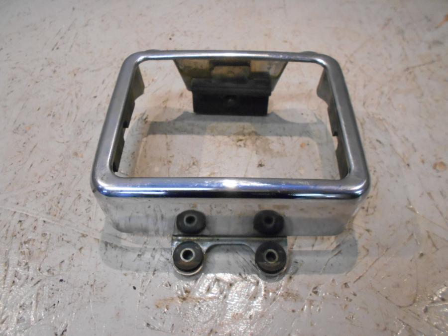 Baksidan på Oljekyldekor från en Suzuki VS 1400 -1998 motorcykel.