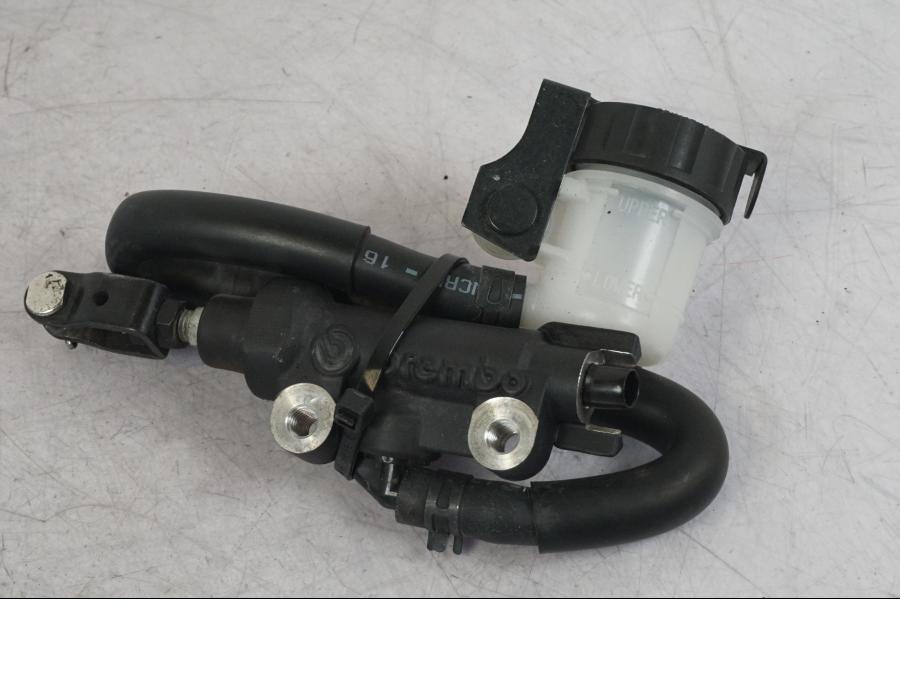 Höger sida på Bromshuvudcylinder från en Yamaha MT-09 SP -2018 motorcykel.