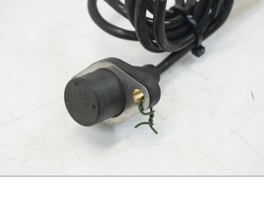 Baksidan på ABS givare från en BMW K 1200 LT -2004 motorcykel.