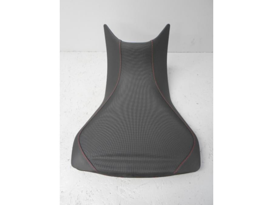 Höger sida på Sadel från en Ducati Multistrada 1200 -2016 motorcykel.