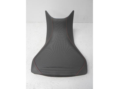 Höger sida på Sadel från en Ducati Multistrada 1200 -2016 motorcykel.