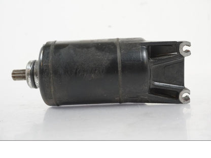 Snett nerifrån på Startmotor från en Kawasaki ER-6F -2010 motorcykel.