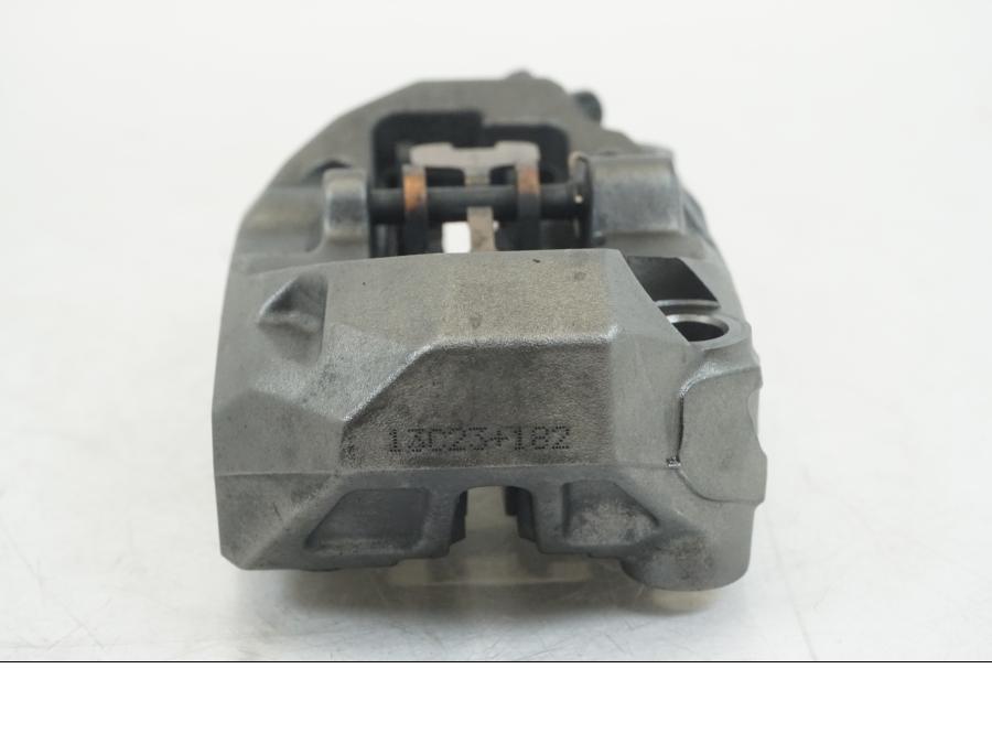 Baksidan på Bromsok från en Ducati Hyperstrada -2013 motorcykel.