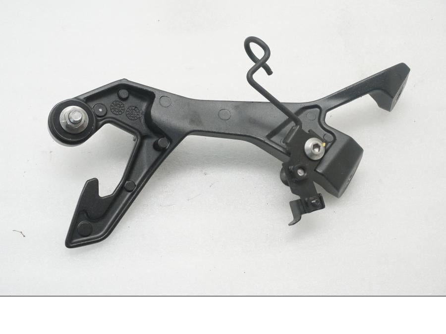 Baksidan på Fotpinnefäste från en Kawasaki Z 400 -2020 motorcykel.