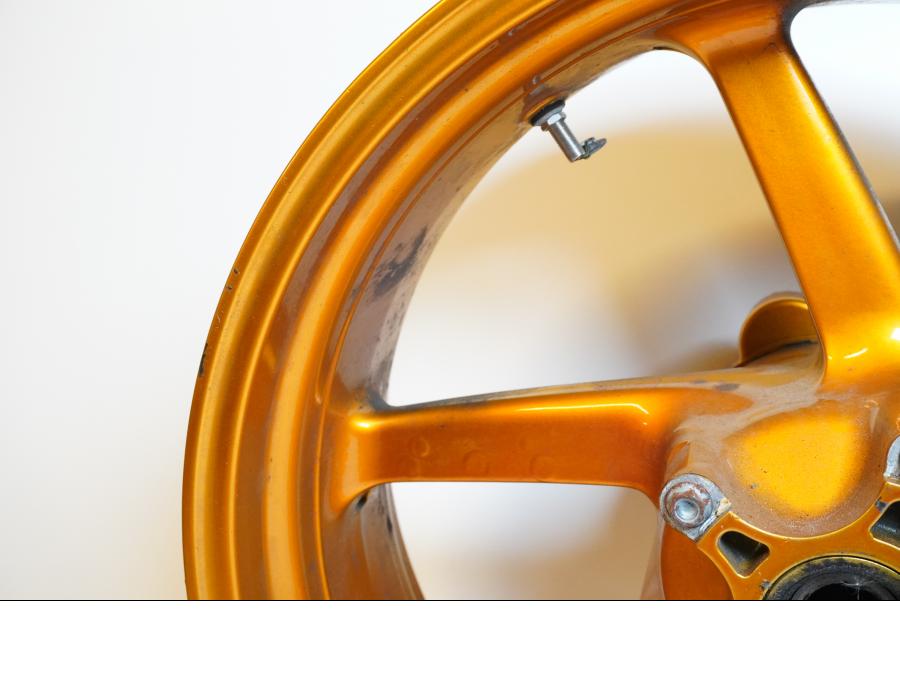 Snett uppifrån på Fälg från en Aprilia SL 1000 Falco -2000 motorcykel.