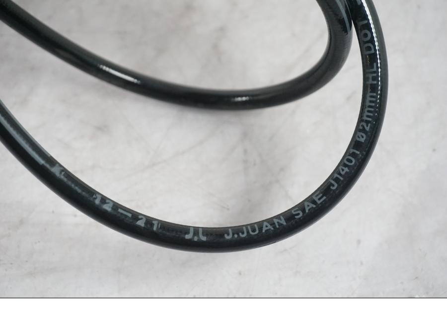 Snett uppifrån på Bromsledning från en KTM 1290 Super Duke R -2022 motorcykel.