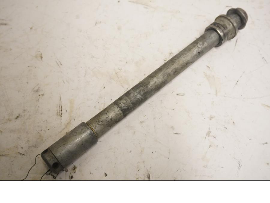 Framsidan på Axel från en Honda VT 1100 C -2000 motorcykel.