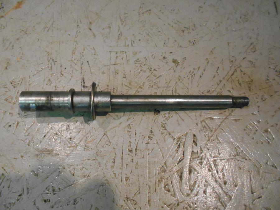 Framsidan på Axel från en Suzuki VS 1400 -1998 motorcykel.