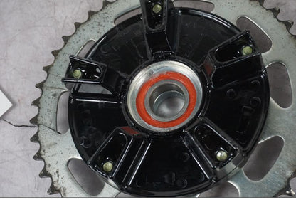 Snett nerifrån på Drevfäste från en Yamaha MT-09 -2024 motorcykel.