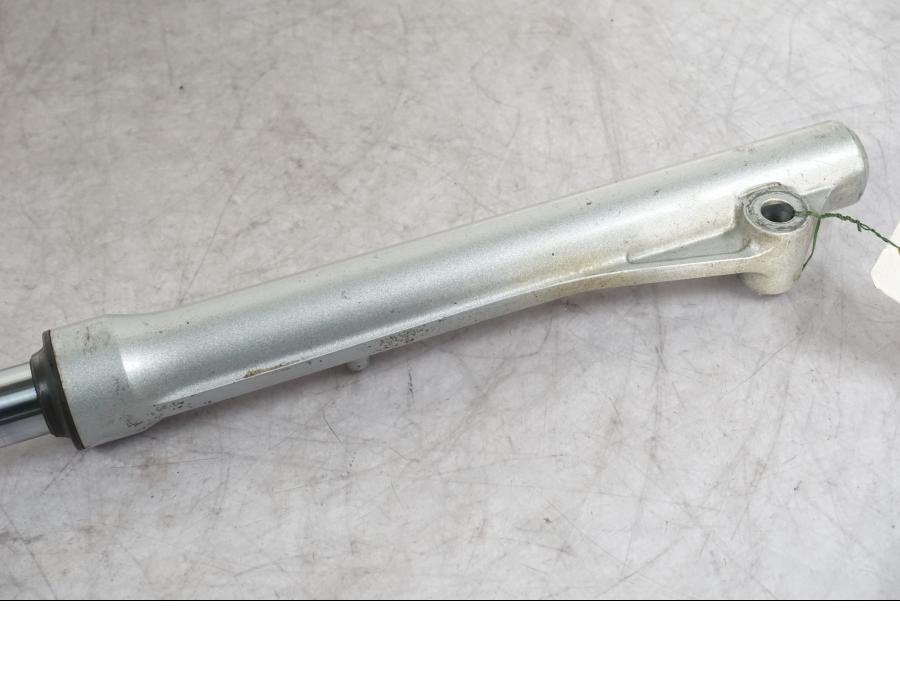 Snett nerifrån på Gaffelben från en Honda ANF 125 -2009 motorcykel.