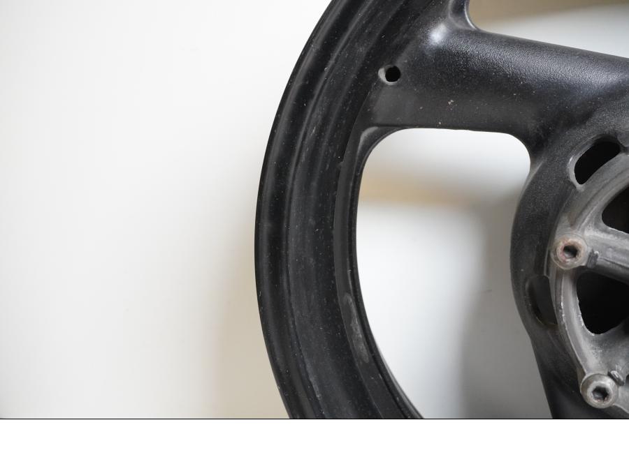 Extrabild6 på Fälg från en Yamaha FZ-S 600 -1998 motorcykel.