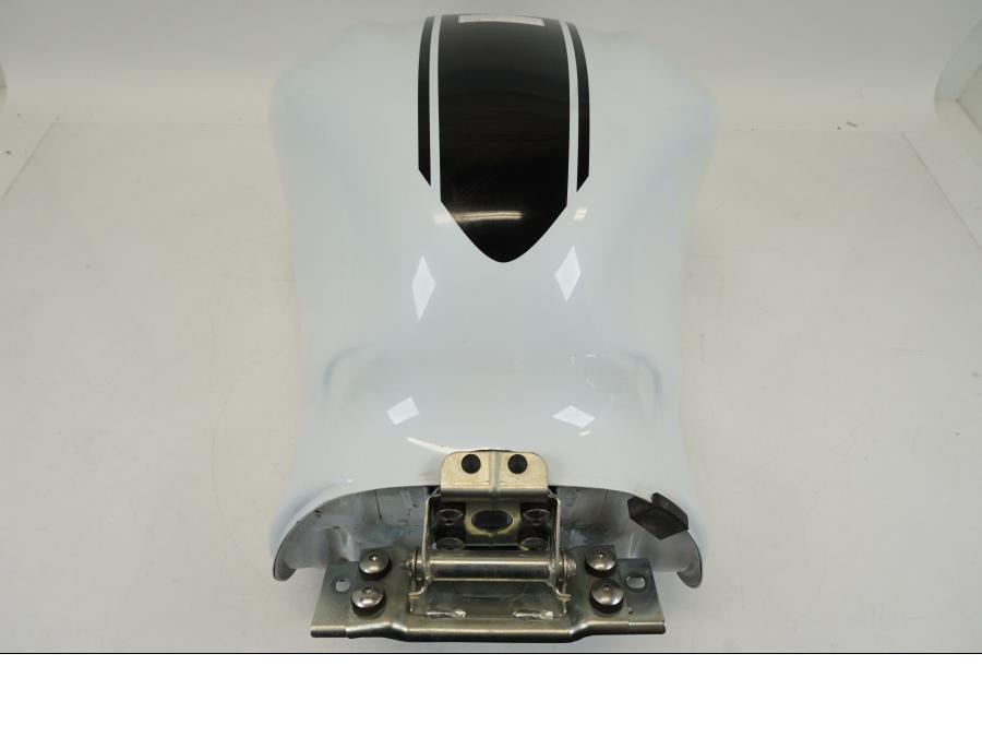 Vänster sida på Bensintank från en Suzuki GSX 1300 R -2017 motorcykel.