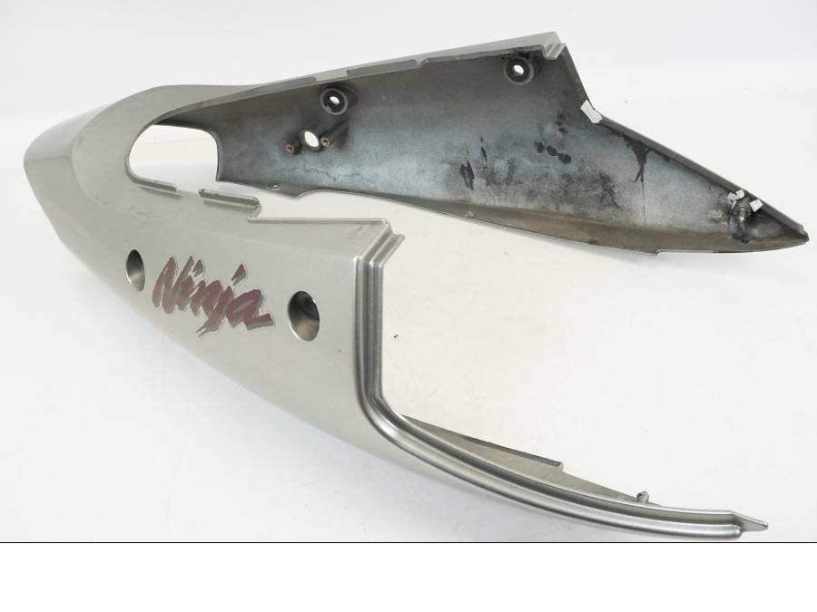 Snett nerifrån på Bakvinge från en Kawasaki ZX-12R -2000 motorcykel.