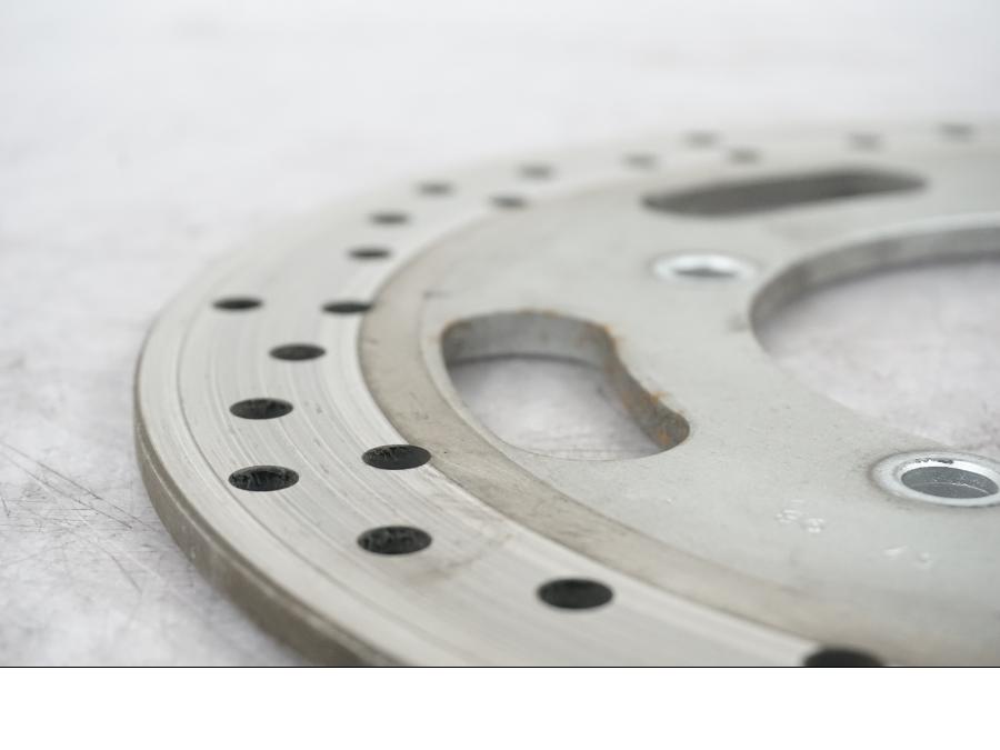 Baksidan på Bromsskiva från en Kawasaki VN 1700 Classic Tourer -2009 motorcykel.