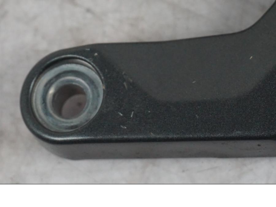 Höger sida på Fotpinnefäste från en Yamaha MT-09 -2024 motorcykel.