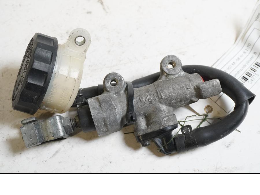 Framsidan på Bromshuvudcylinder från en Honda CBR 900 RR -1998 motorcykel.