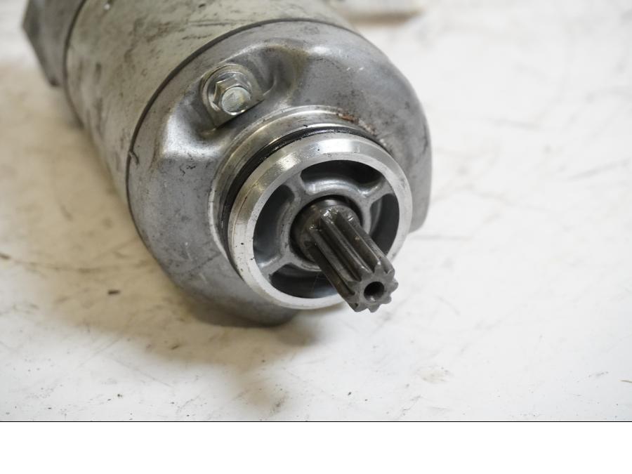 Baksidan på Startmotor från en Suzuki RF 600 R -1996 motorcykel.