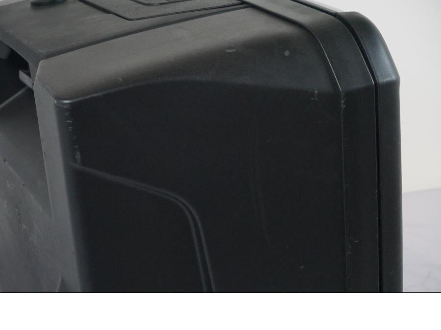 Snett nerifrån på Sidoväska från en KTM 790 Adventure -2019 motorcykel.