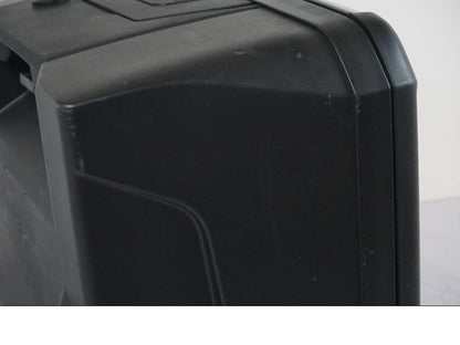 Snett nerifrån på Sidoväska från en KTM 790 Adventure -2019 motorcykel.