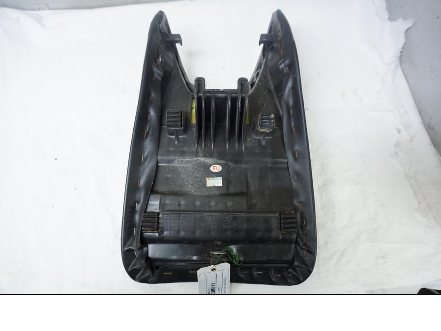 Snett uppifrån på Sadel från en Honda CBR 125 R -2004 motorcykel.