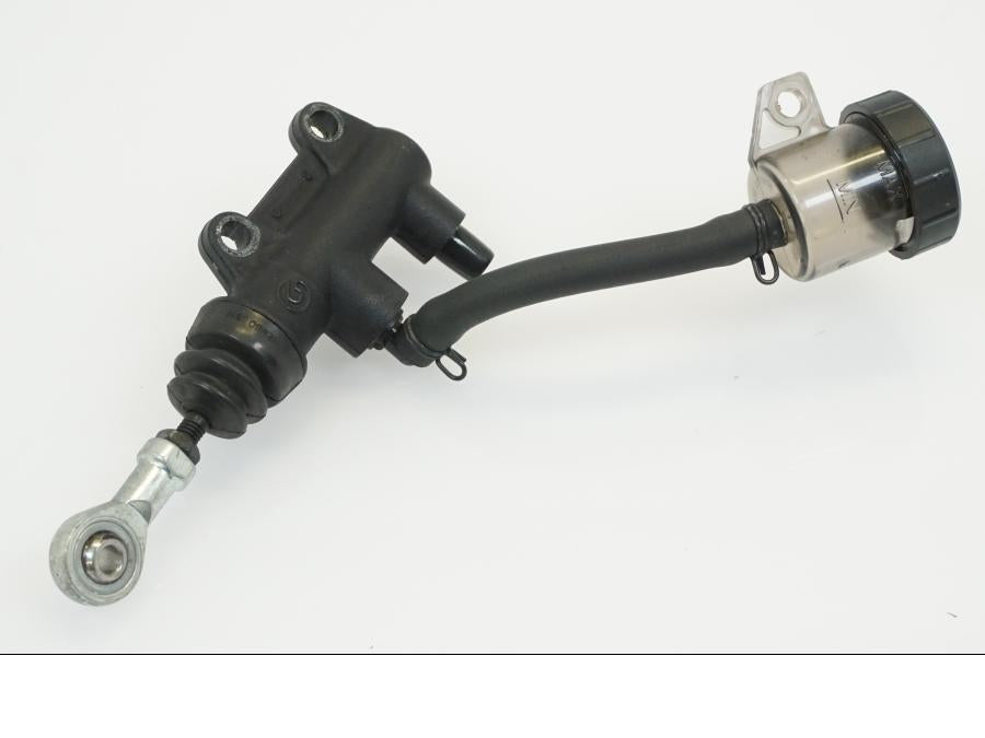 Baksidan på Bromshuvudcylinder från en KTM 1290 Super Duke -2020 motorcykel.