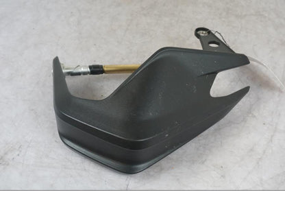 Framsidan på Handskyddsbågar från en KTM 1290 Super Adventure S -2022 motorcykel.