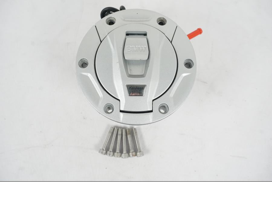 Snett nerifrån på <p>Låssats från BMW R 1200 RS 2015.</p>

<p>Keyless Ride, tändningslås, en grå plastnyckel, tanklock, antenn, kablage, fjärrnyckel och sadellås.</p> motorcykel.